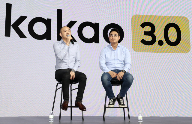 조수용(왼쪽), 여민수 카카오 공동대표가 2018년 열린 ‘카카오 3.0 시대 선언’ 기자간담회에서 질문에 답하고 있다.