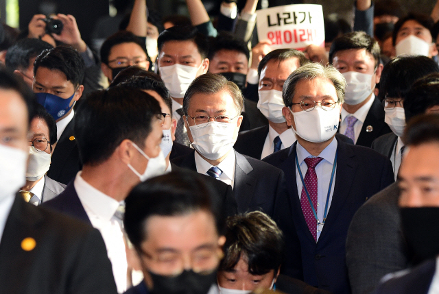 문재인 대통령이 28일 오전 국회 예산안 시정연설을 위해 국회에 도착하자 국민의힘 의원들이 라임.옵티머스 사건 특검 촉구를 요구하고 있다./연합뉴스