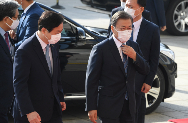 [속보]文대통령 '중형 임대 공급, 전세시장 기필코 안정시킬 것'