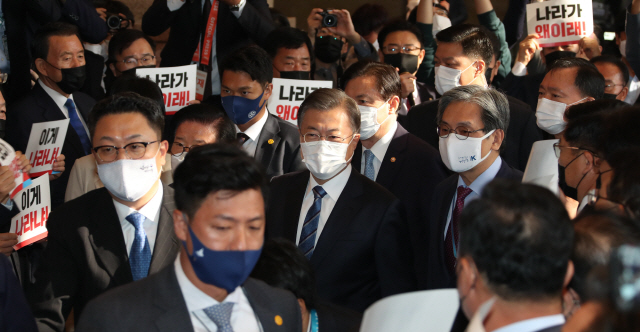 문재인 대통령이 28일 국회 시정연설을 위해 입장하고 있다. /연합뉴스