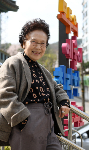 문화예술 진흥에 기여한 공로를 인정받아 카자흐스탄 국립예술대학교(KazNUA) 명예박사 학위를 받는 연극배우 박정자/사진=서울경제DB