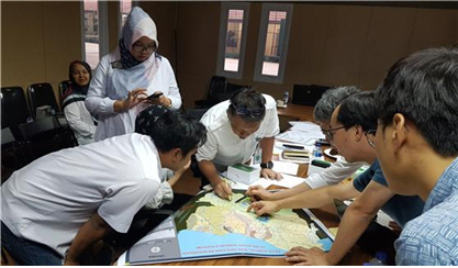 지난해 9월 인도네시아 공공사업주택부 찌따룸강 유역청에서 현지 공무원,  코이카 심층기획 조사 전문가들이 홍수예경보 시스템 구축 사업의 계획 수립 회의를 하고 있다./코이카 제공