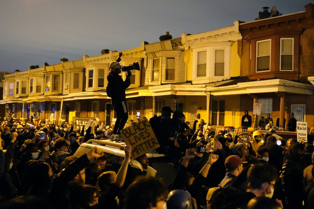 미국 펜실베이니아주 필라델피아에서 경찰 총격으로 흑인 남성 월터 월리스가 사망한 사건에 항의하는 시위대가 경찰과 대치하고 있다. /AP연합뉴스