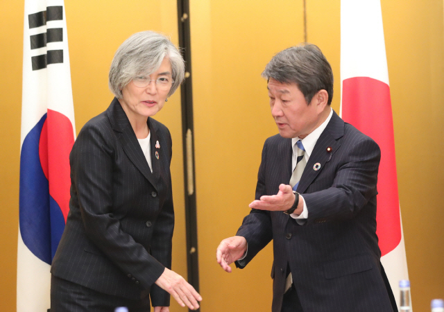 지난해 11월 23일 G20 외교장관회의에 참석한 강경화(왼쪽) 외교부 장관이 일본 나고야호텔에서 모테기 도시미쓰  일본 외무상과 악수한 뒤 돌아서고 있다./연합뉴스