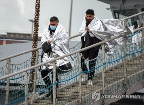 영국으로 향하다 전복된 소형 보트에서 구출된 이민자들./AFP연합뉴스
