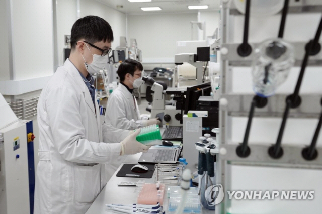 2020년 10월 15일 오후 경기 성남의 SK바이오사이언스에서 연구원들이 신종 코로나바이러스 감염증(코로나19) 백신·치료제 개발을 하고 있다. /연합뉴스