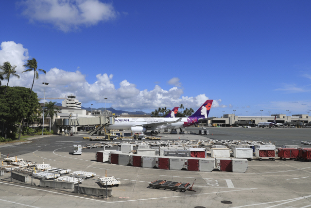미국 하와이주 호놀룰루의 대니얼 K 이노우에 국제공항 터미널에 항공기가 주차돼 있다. 하와이주는 코로나19 음성 판정을 받은 한국 여행객에게 2주 격리 의무를 면제해주는 방안을 검토중인 것으로 알려졌다. /AP연합뉴스