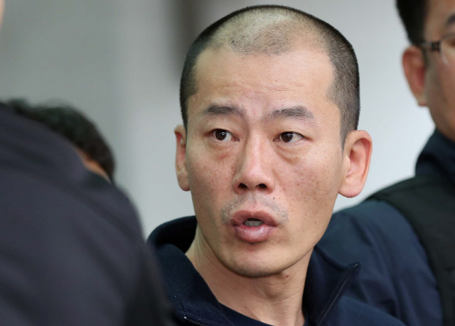 진주 아파트 방화·살인 혐의로 구속된 안인득(42)이 병원을 가기 위해 2019년 4월 19일 경남 진주경찰서에서 이동하고 있다. /연합뉴스