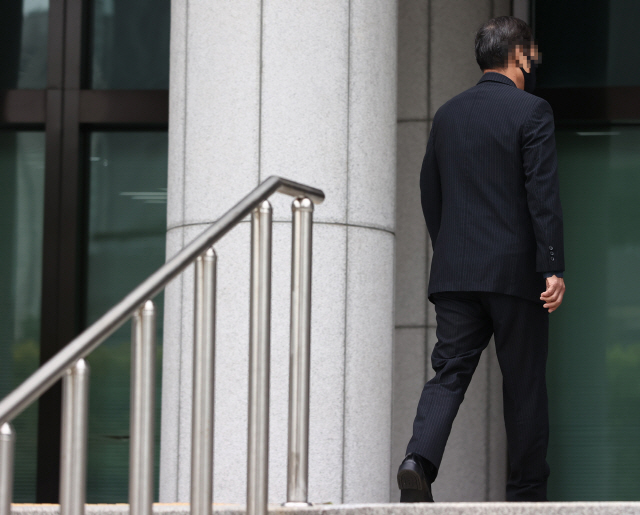 故 김홍영 검사에게 폭언·폭행을 한 전직 부장검사의 수사·기소 타당성을 검토하는 검찰수사심의위원회가 열린 지난 16일 오후 김 검사의 아버지가 서울 서초구 대검찰청에 의견서 제출을 위해 들어가고 있다. /연합뉴스