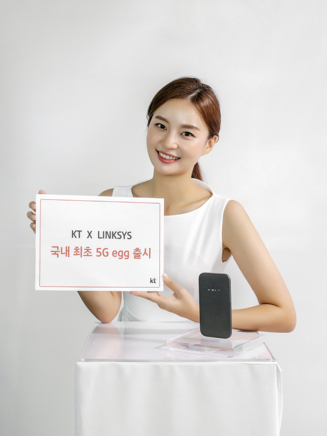 KT모델이 29일 국내 최초로 5G를 지원하는 휴대용 와이파이 ‘5G 에그’를 소개하고 있다./사진제공=KT