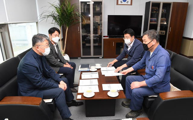 오규석(오른쪽) 부산 기장군수와 군 관계자가 국토부 대도시권광역교통위원회를 방문해 최기주 위원장과 면담을 하고 있다./사진제공=기장군