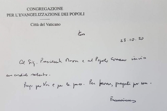 주교황청 한국대사관이 28일 공관 홈페이지에 교황의 이탈리아어 자필 문서 2장을 공개했다.사진은 한국민과 평화를 위해 기도한다는 내용의 프란치스코 교황의 친필 메시지. /주교황청 한국대사관 웹사이트
