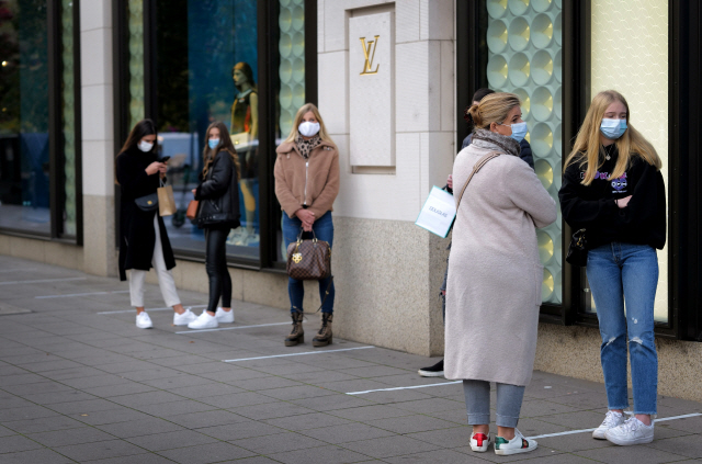 독일 프랑크푸르트의 한 루이비통 매장 앞에 28일(현지시간) 쇼핑객들이 줄을 서 있다. /로이터연합뉴스
