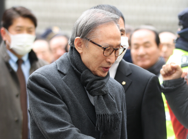 '다스 횡령·삼성 뇌물' 이명박 징역 17년 확정…재수감