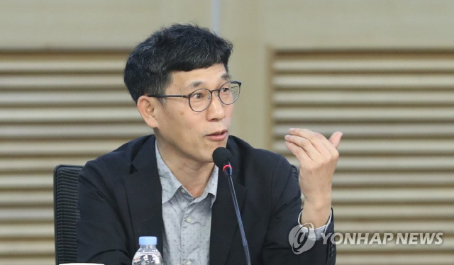 서울·부산 보궐 후보 내는 민주당에 진중권 '박정희 수법 벤치마킹' 비난