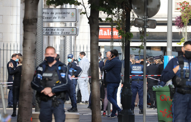 프랑스 경찰이 29일(현지시간) 니스에서 흉기사건이 발생한 이후 거리를 지키고 있다. /AFP연합뉴스