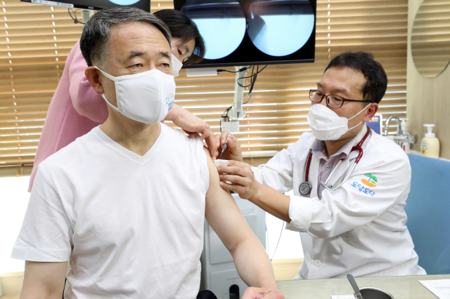 박능후 보건복지부 장관이 27일 오후 세종시의 한 병원을 찾아 인플루엔자(독감) 예방접종을 하고 있다./연합뉴스