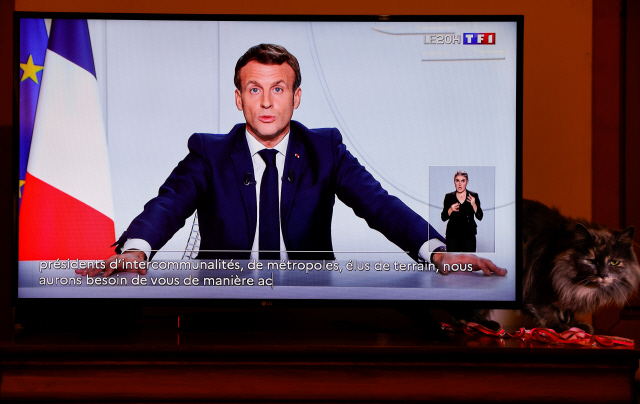 28일(현지시간) 에마뉘엘 마크롱 프랑스 대통령이 TV 연설을 통해 30일부터 최소 4주간 전국 재봉쇄령을 내린다고 발표하고 있다. /로이터연합뉴스