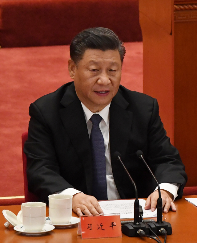 시진핑 중국 국가주석이 23일 베이징의 인민대회당에서 열린 인민해방군의 한국전쟁 참전 70주년 기념행사에 참석해 연설하고 있다. /AFP연합뉴스