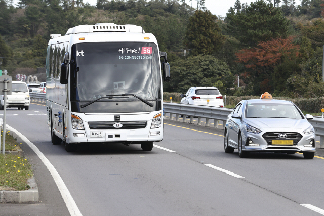 KT 자율주행 버스가 29일 제주 K-ITS 실증 자율주행 시범 구간이 있는 제주 평화로를 주행하고 있다./사진제공=KT