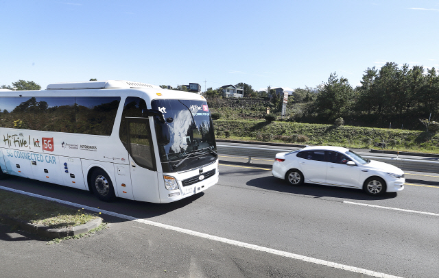 KT 자율주행 버스가 29일 제주 K-ITS 실증 자율주행 시범 구간이 있는 제주 평화로를 주행하고 있다./사진제공=KT