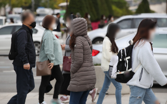 직장인들이 서울 종로구 세종로네거리에서 출근길을 서두르고 있다. /연합뉴스