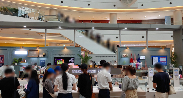 지난 9월 서울 영등포구 타임스퀘어 갤럭시스튜디오에서 고객들이 삼성전자가 내놓은 폴더블폰 신작인 ‘갤럭시Z폴드2’를 살펴보고 있다./김성태기자