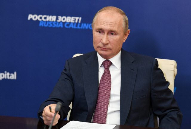 블라디미르 푸틴 러시아 대통령이 모스크바에서 열린 한 투자포럼에 화상으로 참여해 발언하고 있다. /AP연합뉴스