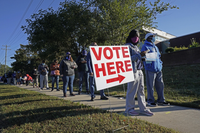 지난 15일(현지시간) 노스캐롤라이나  더럼의 한 사전투표장 앞에 투표 순서를 기다리는 유권자들이 줄 지어 서 있다./AP연합뉴스