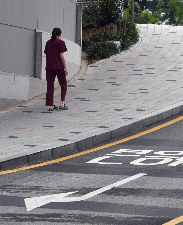 한 의료인이 서울 종로구 서울대학교 병원 응급의료센터 앞을 지나고 있다./오승현기자