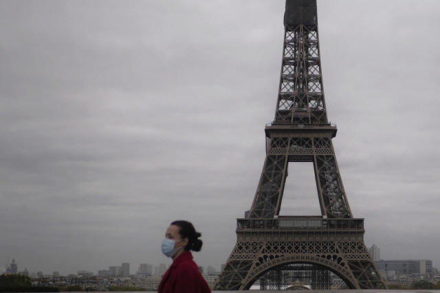 프랑스가 록다운을 다시 시작한 30일 파리에서 한 여성이 마스크를 쓰고 걸어가고 있다. /AP연합뉴스