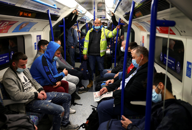 영국 런던 지하철의 한 열차에 30일 마스크를 쓴 출근자들이 가득 차 있다. /로이터연합뉴스