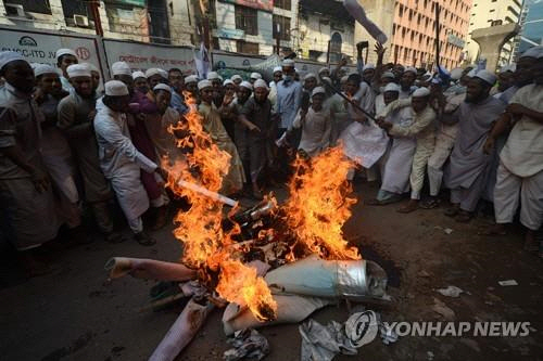 마크롱 대통령 형상 불태우는 방글라데시 시위대. /AFP연합뉴스