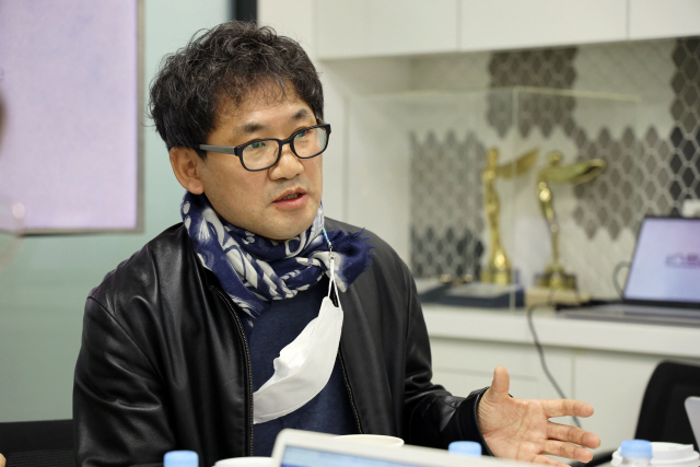 ‘스트레인저’의 연출자인 남규홍 PD가 기자들과 인터뷰에서 질문에 답하고 있다. /사진제공=SkyTV