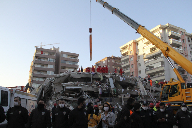 터키 강진으로 붕괴된 건물 잔해속에서 생존자 수색 작업을 벌이고 있다. /AP=연합뉴스