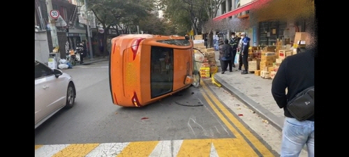 노량진역 인근 도로서 택시 전도…운전자 '급발진' 주장