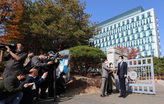 공직선거법과 정치자금법, 개인정보 보호법 위반 혐의를 받는 정정순 더불어민주당 의원이 31일 오전 청주 서원구 청주지방검찰청에서 조사를 받기 전 취재진의 질문에 답하고 있다. /연합뉴스