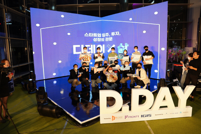 지난 31일 코엑스 로비에서 열린 디데이 무대에서 스타트업 창업자들과 심사위원들이 다양한 포즈를 취하고 있다. /사진제공=디캠프