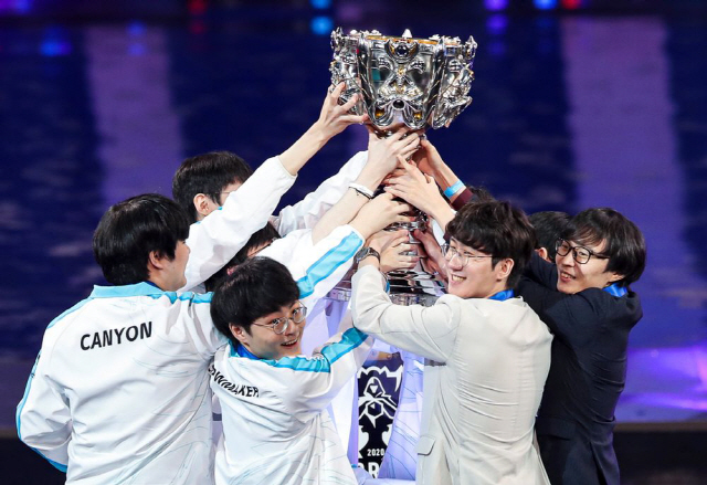 담원 게이밍이 중국 상하이 푸동 아레나에서 개최된 ‘2020 리그오브레전드 월드 챔피언십’에서 지난달 31일 우승했다. /라이엇게임즈