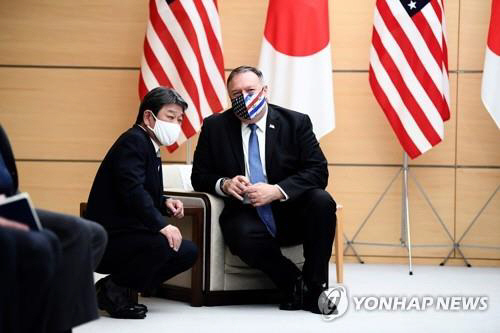 지난달 6일 일본 총리관저에서 마이크 폼페이오(오른쪽) 미국 국무부 장관이 스가 요시히데 일본 총리를 기다리는 동안 모테기 도시미쓰 일본 외무상과 대화하고 있다./AFP연합뉴스