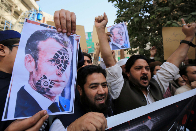 파키스탄 파샤와르에서 31일(현지시간) 프랑스 규탄 시위가 열리고 있다. /EPA연합뉴스