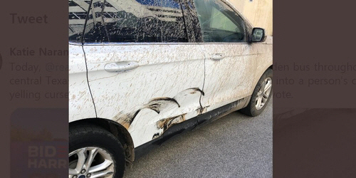 트럼프 지지자들이 들이받아 파손된 민주당 측 차량. /트위터 캡처