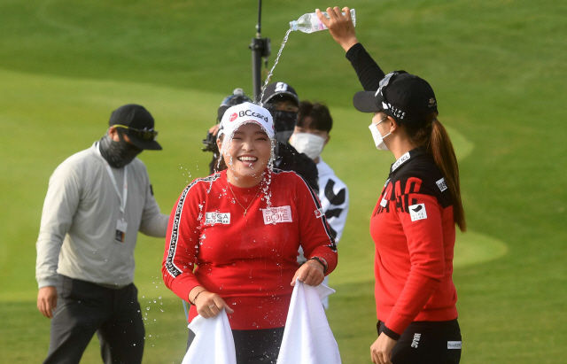 장하나가 1일 제주 서귀포의 핀크스 골프클럽에서 열린 SK네트웍스·서울경제 레이디스 클래식에서 우승한 뒤 동료들의 축하세례를 받으며 환하게 웃고 있다./서귀포=권욱기자