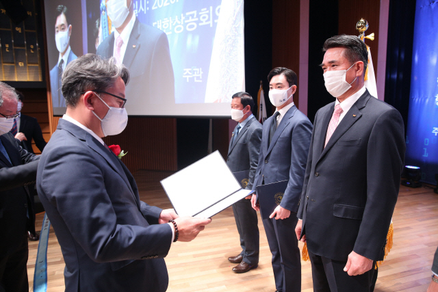 강봉원(오른쪽) SK에너지 네트워크사업부장이 지난달 30일 열린 제28회 한국물류대상 시상식에서 국무총리상을 받고 있다./사진제공=SK이노베이션