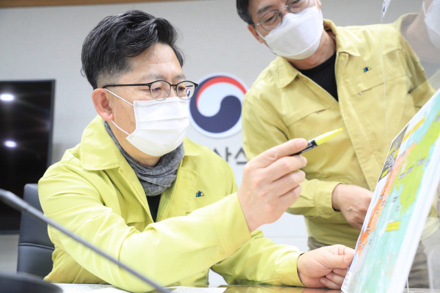 김현수(왼쪽) 농림축산식품부 장관이 ASF 방역 현황을 점검하고 있다. /사진제공=농림축산식품부