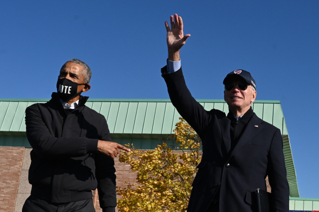 버락 오바마(왼쪽) 전 미국 대통령과 조 바이든 민주당 대선후보가 지난달 31일(현지시간) 미시간주 플린트에서 합동 유세를 펼치고 있다./AFP연합뉴스
