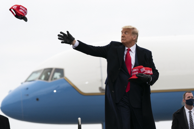 도널드 트럼프 미국 대통령이 지난달 31일(현지시간) 펜실베이니아주 리딩 지역 공항에서 열린 유세에서 지지자들에게 선거운동 구호 ‘미국을 다시 위대하게’(MAGAㆍMake America Great Again)가 적힌 모자를 던지고 있다. /AP연합뉴스