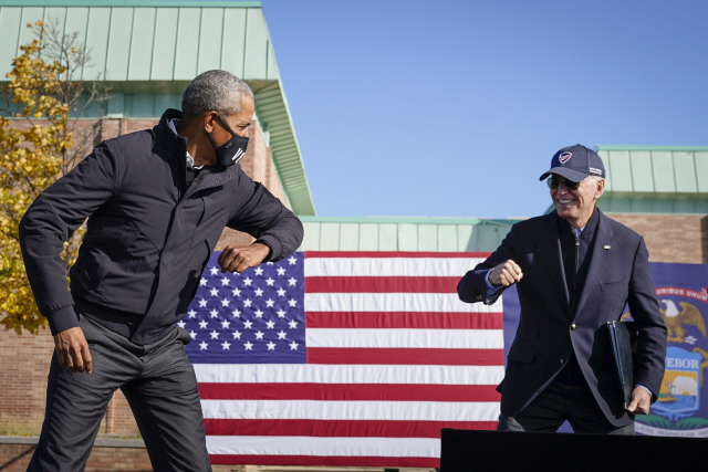 조 바이든(오른쪽) 미국 민주당 대선 후보와 버락 오바마 전 미국 대통령이 31일(현지시간) 미시간주에서 열린 유세에 동반 출격해 인사를 나누고 있다. /AFP연합뉴스