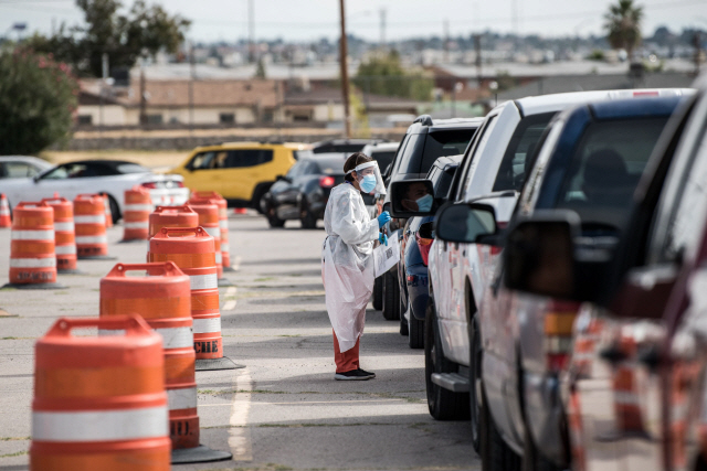 10월31일(현지시간) 미국 텍사스 엘패소의 ‘드라이브스루’ 검사소 앞에 신종 코로나바이러스 감염증(코로나19) 검사를 받으려 온 주민들의 차량이 길게 줄지어 서 있다./AFP연합뉴스
