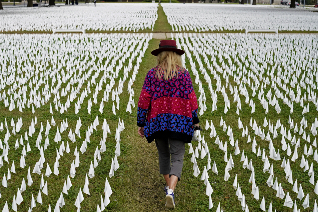 지난달 27일(현지시간) 미국 워싱턴DC의 로버트 F 케네디 메모리얼 스타디움 인근 잔디밭에 코로나19 사망자들을 추모하기 위한 약 24만개의 흰 깃발이 설치돼 있다./AP연합뉴스
